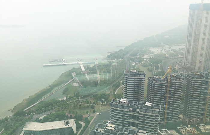 恒力集團(tuán)蘇州灣中心機(jī)房浮筑地臺施工選用金諾橡膠減振器案例！