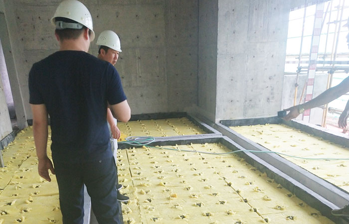 恒力集團(tuán)蘇州灣中心機(jī)房浮筑地臺施工選用金諾橡膠減振器案例！